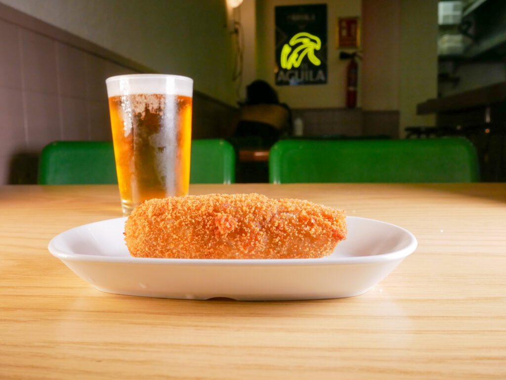 Al Bar La Ravala, croqueta (XXL) casolana amb una canya