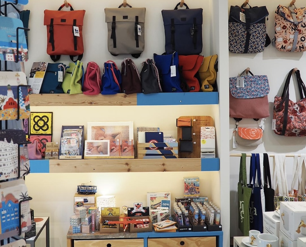 Artículos de la tienda de souvenirs BdeBarcelona. 