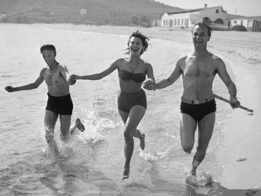 Ava Gardner, John Laurie i Nigel Patrick a l'Hostal de la Gavina.