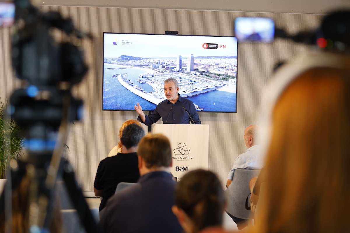 El alcalde Jaume Collboni en el Port Olímpic