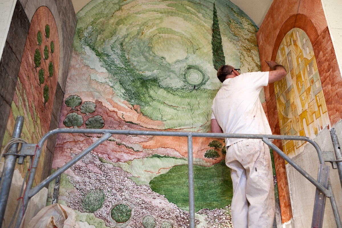 Josep Minguell pintando un fresco en Castelfiorentino.