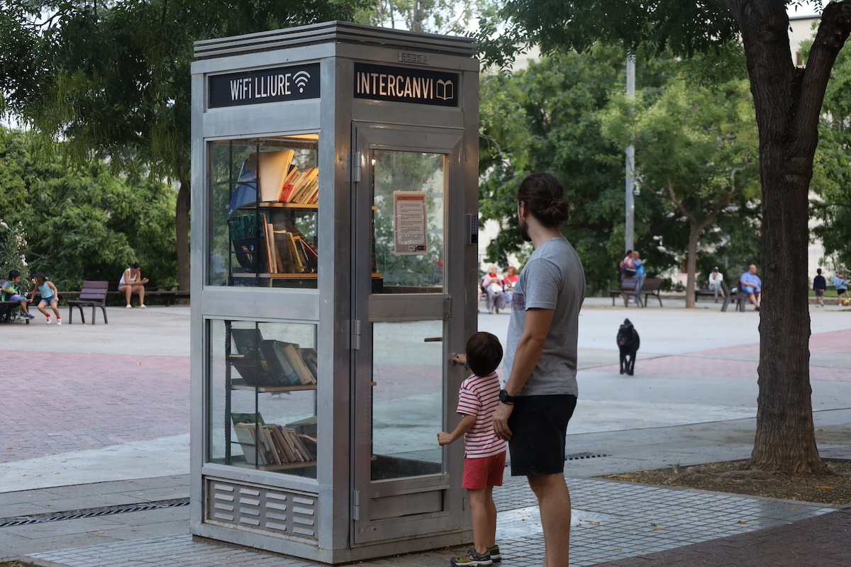 La última cabina telefónica de Barcelona, en Sant Genís (c) Anna Badia