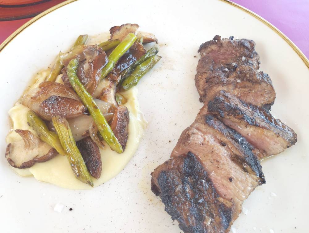 Pluma ibérica con chalotas, espárragos y cremoso de chirivía.