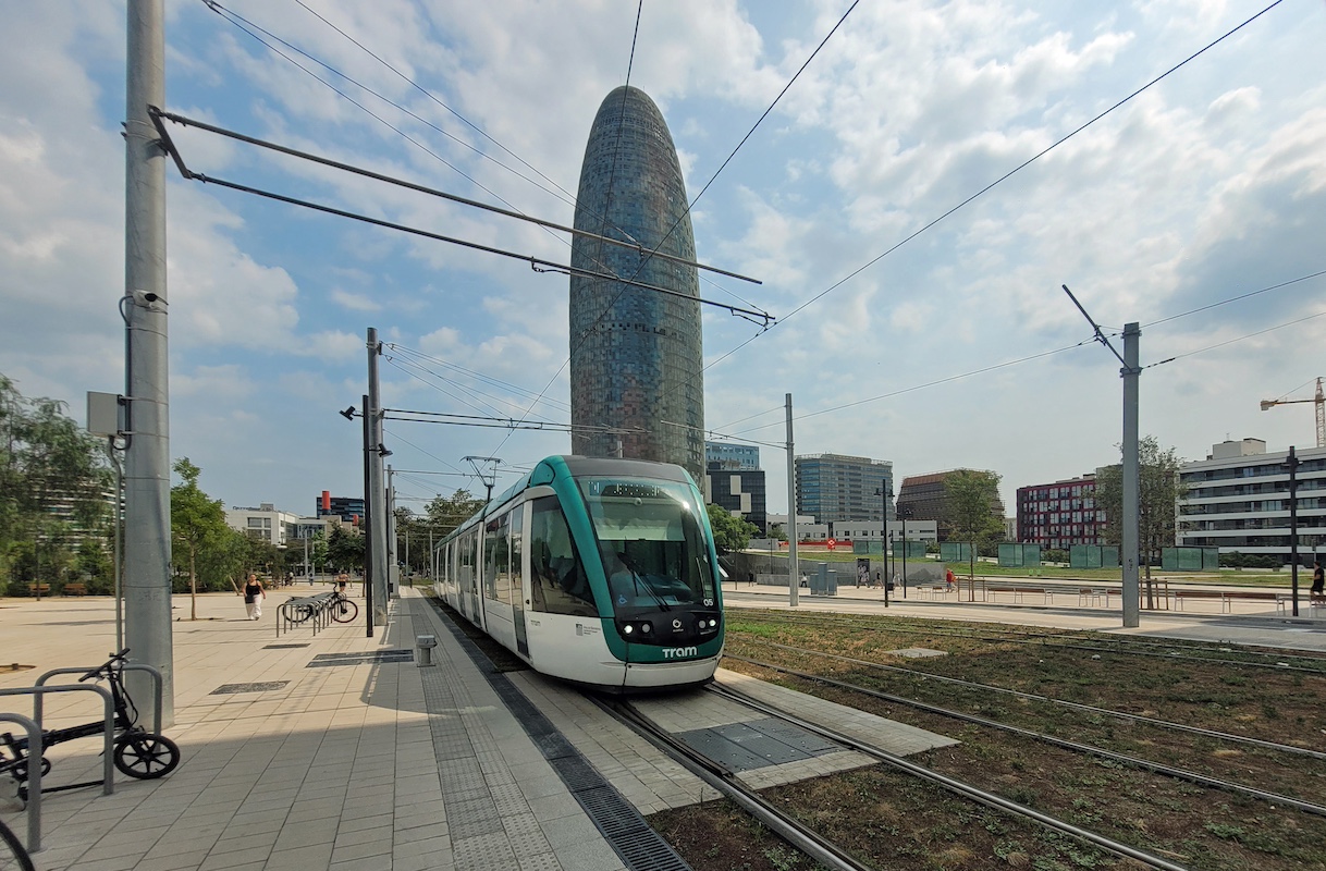 Tranvía en la Plaza Glòries. 