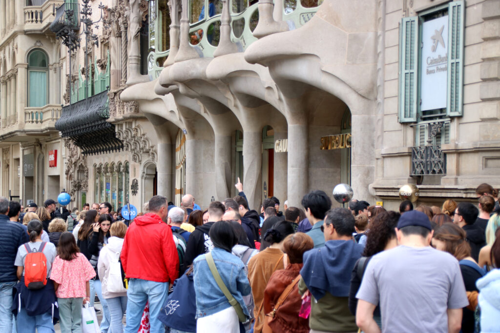 Turistes i locals davant de la Casa Batlló