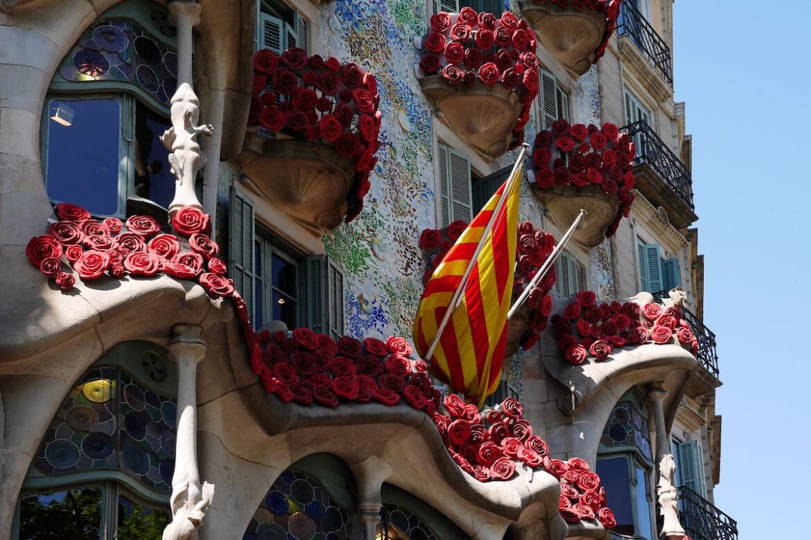 La Casa Batlló decorada con rosas para celebrar la Diada de Sant Jordi