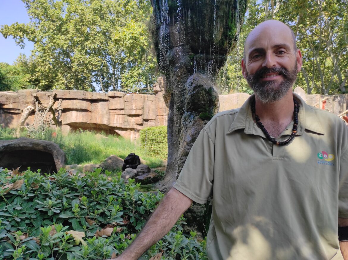 El Raúl al Zoo de Barcelona on hi treballa com a cuidador de primats. © Carme Escales