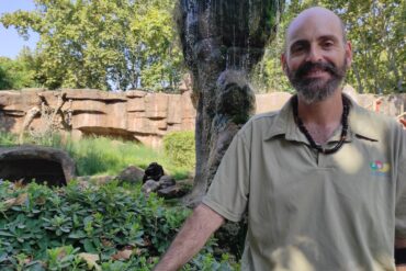 El Raúl al Zoo de Barcelona on hi treballa com a cuidador de primats. © Carme Escales