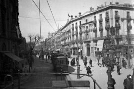 La Rambla en 1910. A la derecha el Hotel Cuatro Naciones, que por entonces era ya un alojamiento veterano de la ciudad. © Arxiu Municipal de Barcelona