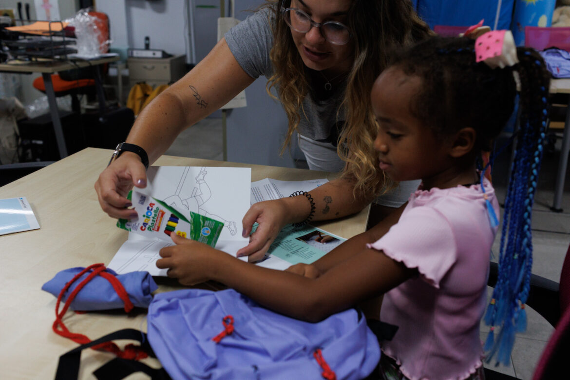 Infant a l'escola del programa Fundació La Caixa.