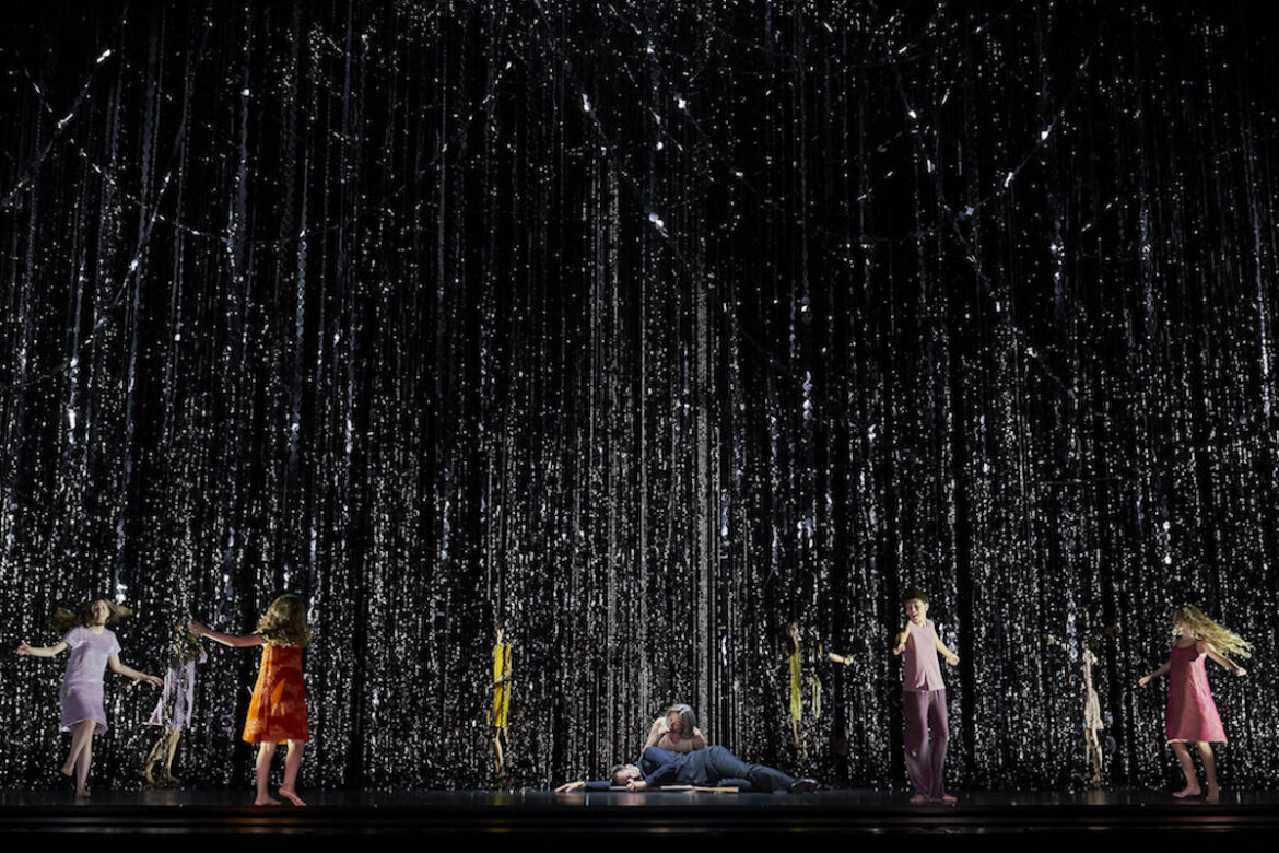 Una escena de l'òpera 'La guineueta astuta' al Liceu.