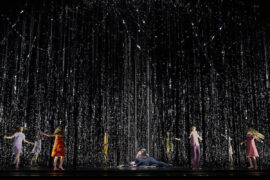 Una escena de l'òpera 'La guineueta astuta' al Liceu.