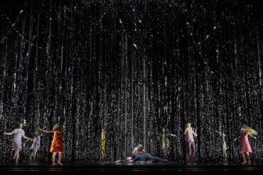 Una escena de l'òpera 'La guineueta astuta' al Liceu.