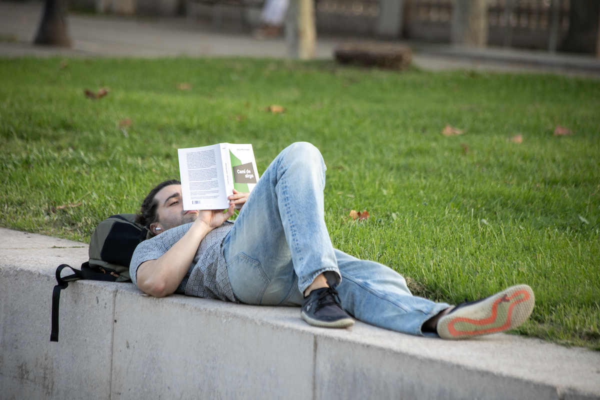 Un jove llegeix llibre durant La Setmana