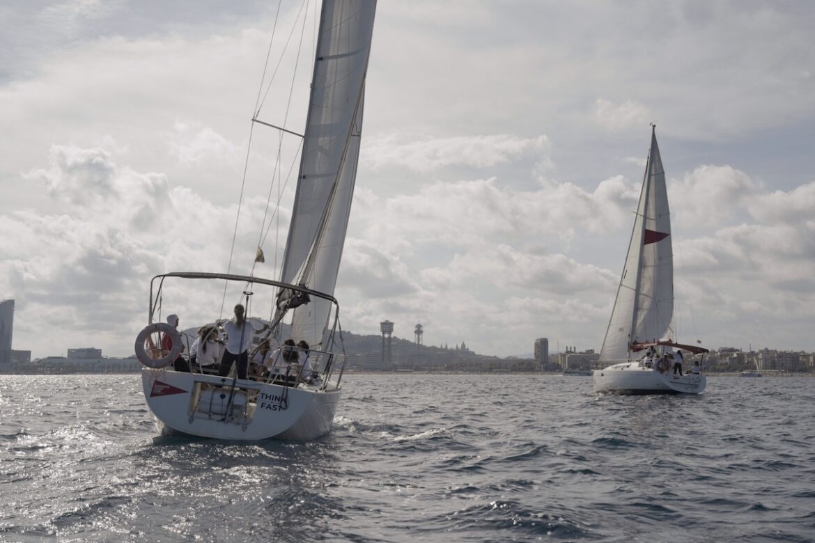 Veleros de Lagertha Project navegando por el litoral barcelonés