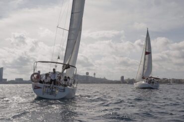 Veleros de Lagertha Project navegando por el litoral barcelonés