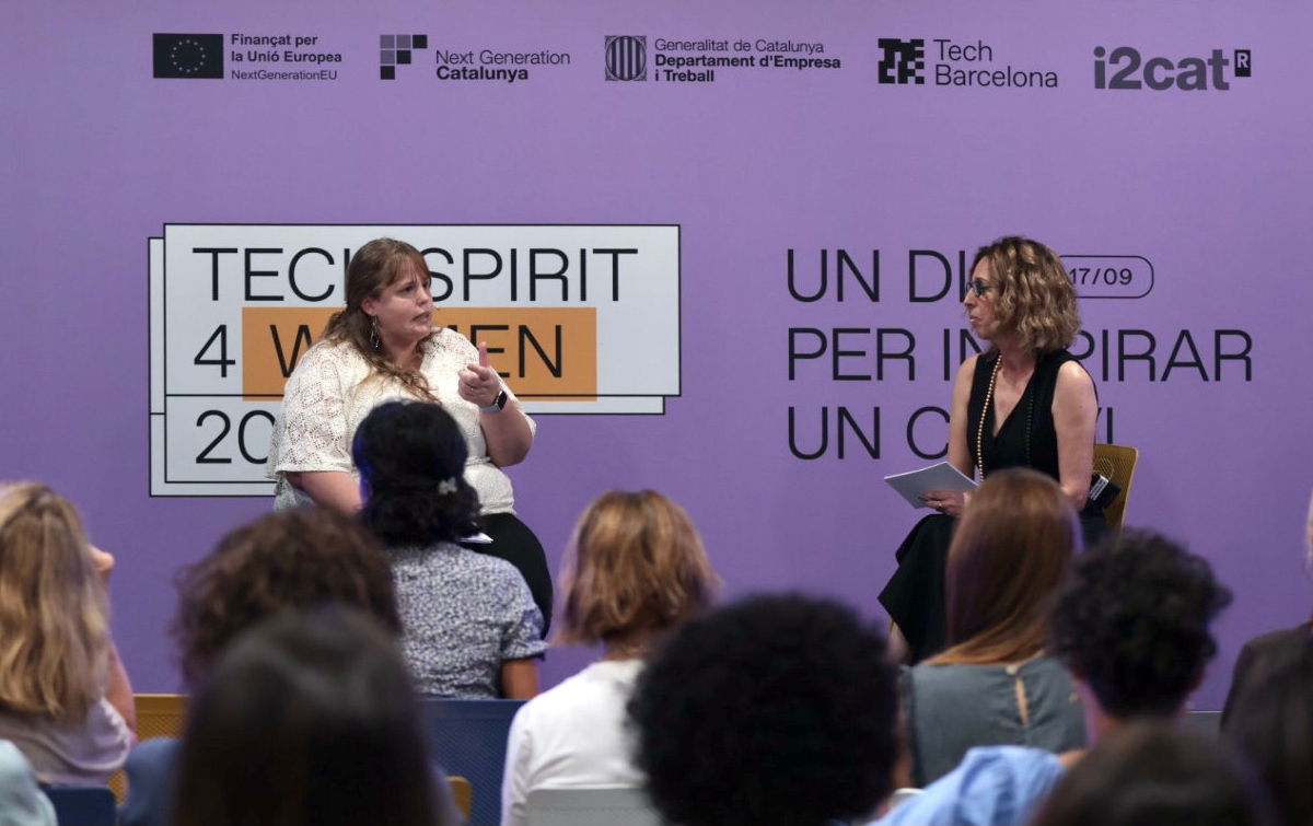 Mireia Colina (Indra) con Àngels Chacon en el Tech Spirit 4 Women. 
