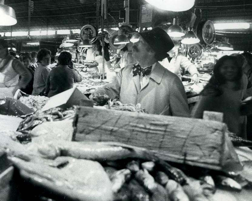 Ramon Cabau comprant a la Boqueria