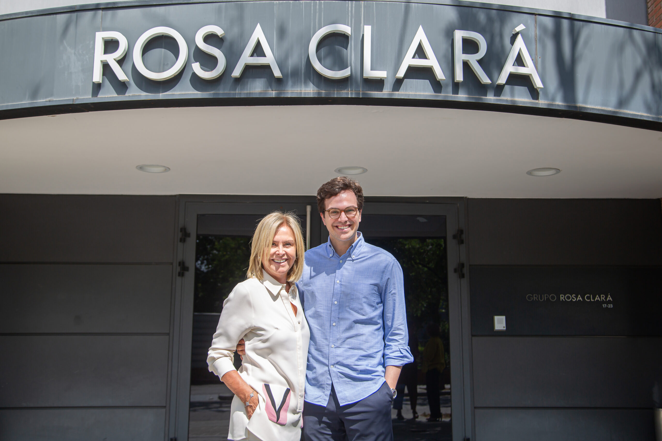 Rosa Clará i Dani Clará a les portes de les oficines de l'empresa familiar © Àngel Bravo