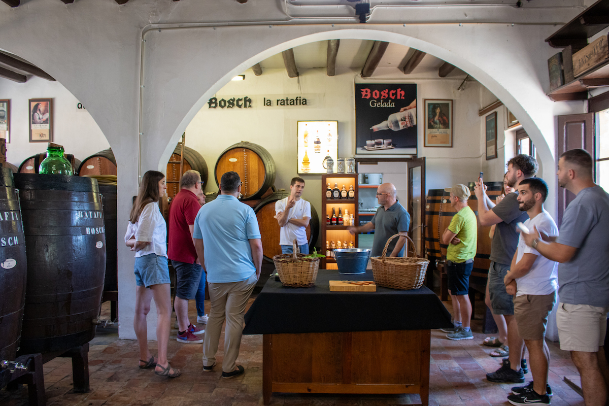 Visita guiada a la destil·leria Ratafia Bosch de Sant Quirze de Besora.
