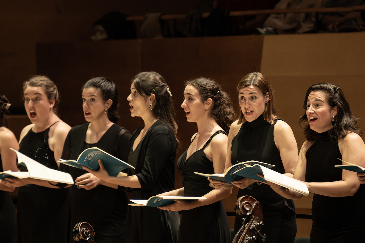 Sección femenina del Cor Nacional de Catalunya. © May Zircus
