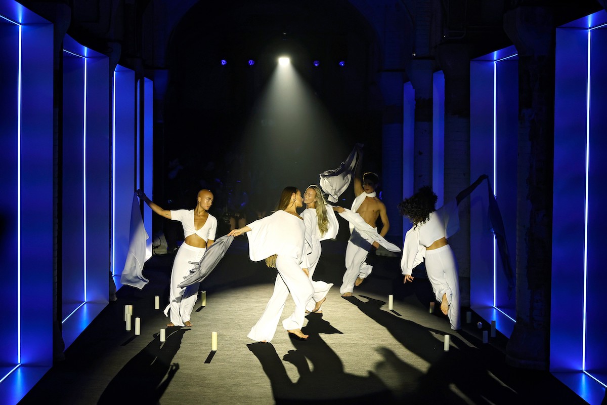 Escorpion fue la marca encargada de inaugurar la 080, optando por una danza-ritual de bienvenida.