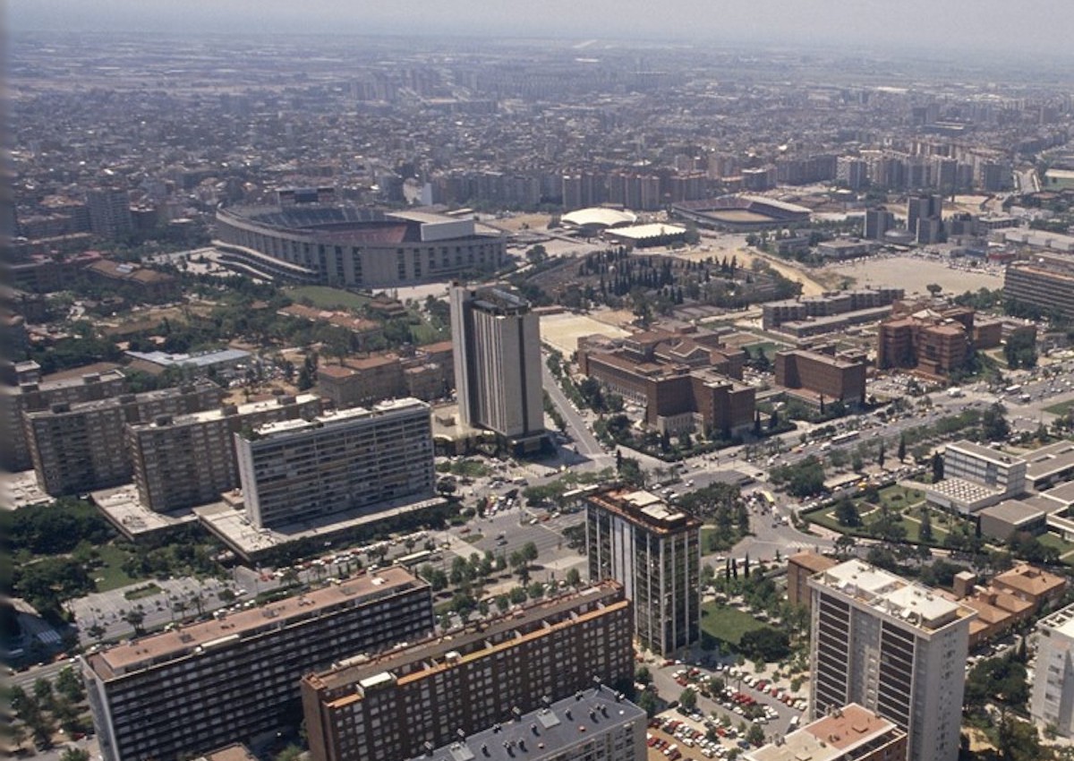 Vista Aérea de la Avinguda Diagonal en 1991, con el Hotel Princesa Sofia y el Camp Nou claramente distinguibles. © AMB