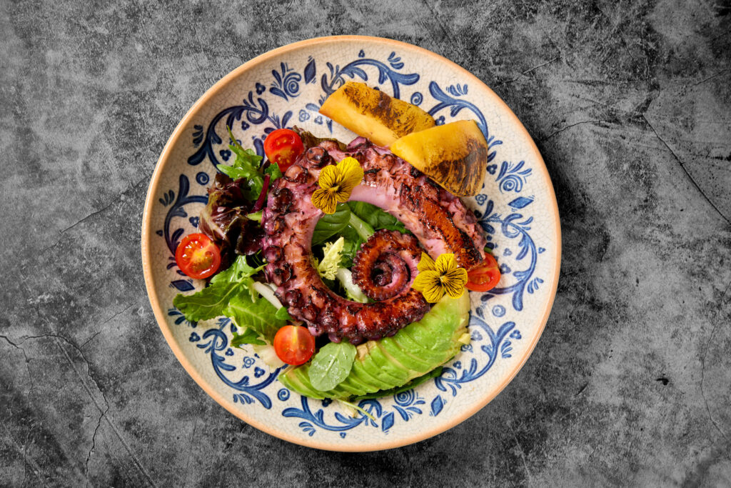 Ensalada de pulpo a la brasa en el CentOnze de Le Méridien Barcelona.