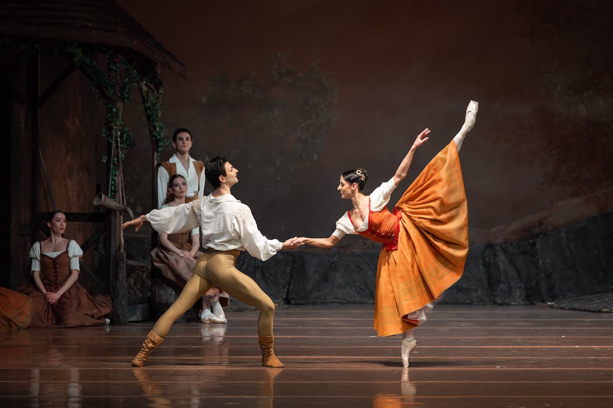 La danza se integra en la temporada del Liceu como un complemento imprescindible de la temporada, con funciones como Giselle. 