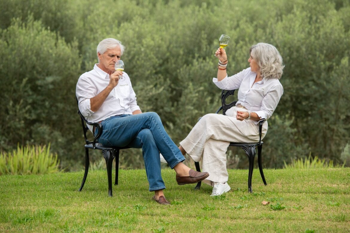 José Manuel Latorre i Rosa Mª Pérez durant una sessió de tast entre oliveres. Foto_ Sergio Ros