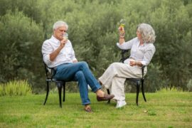 José Manuel Latorre i Rosa Mª Pérez durant una sessió de tast entre oliveres. Foto_ Sergio Ros