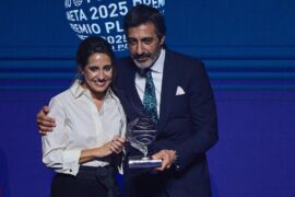 Juan de Val, ganador del Premio Planeta, y Ángela Banzas, finalista.