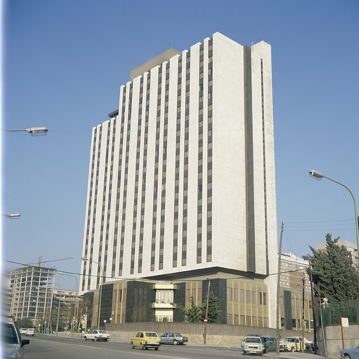 La Avinguda Joan XXIII en los años 80, con el Sofia como uno de los grandes edificios de la Diagonal de entonces.