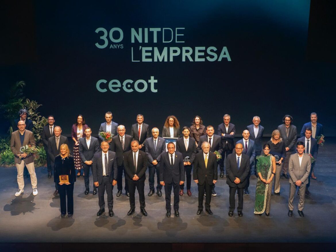 Guardonats i representants d'entitats a la 30 Nit de l'Empresa de Cecot