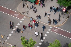 Peatones caminando por Barcelona