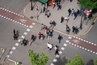 Peatones caminando por Barcelona