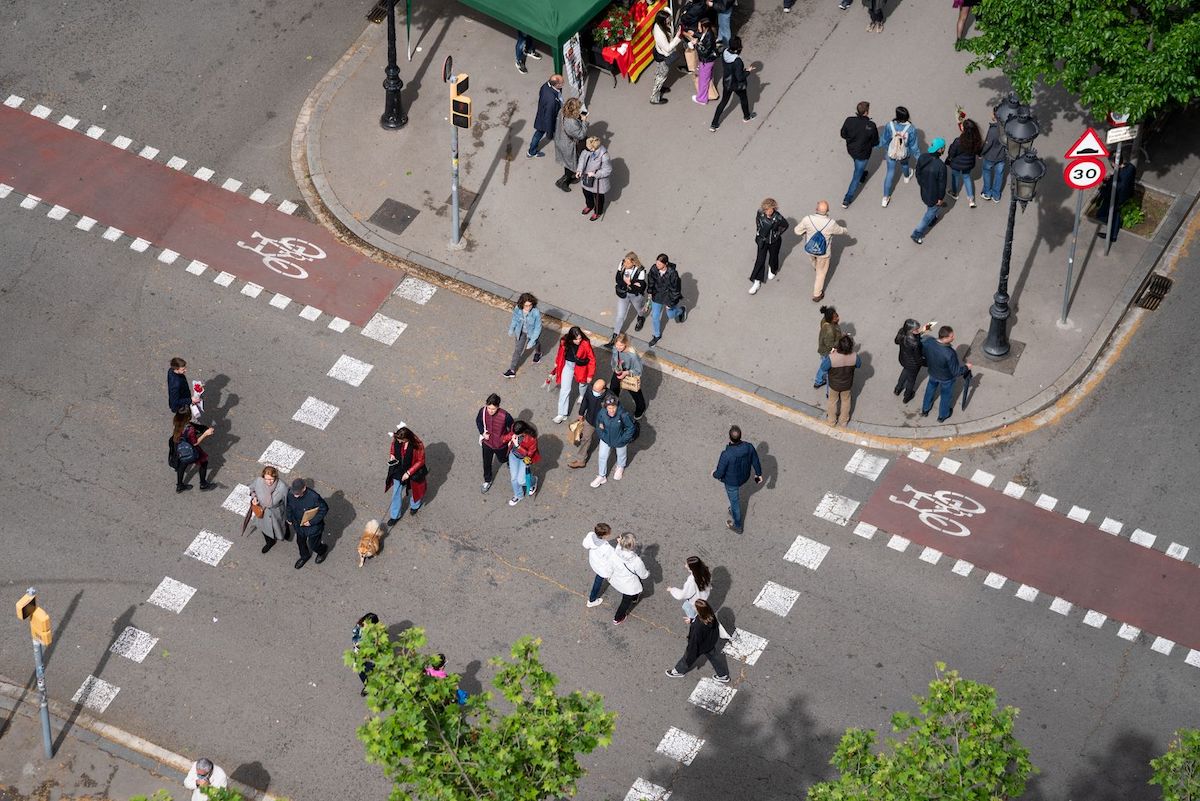 Peatones caminando por Barcelona