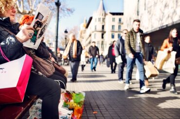 Personas paseando y comprando en la Plaza Catalunya. Paola de Grenet