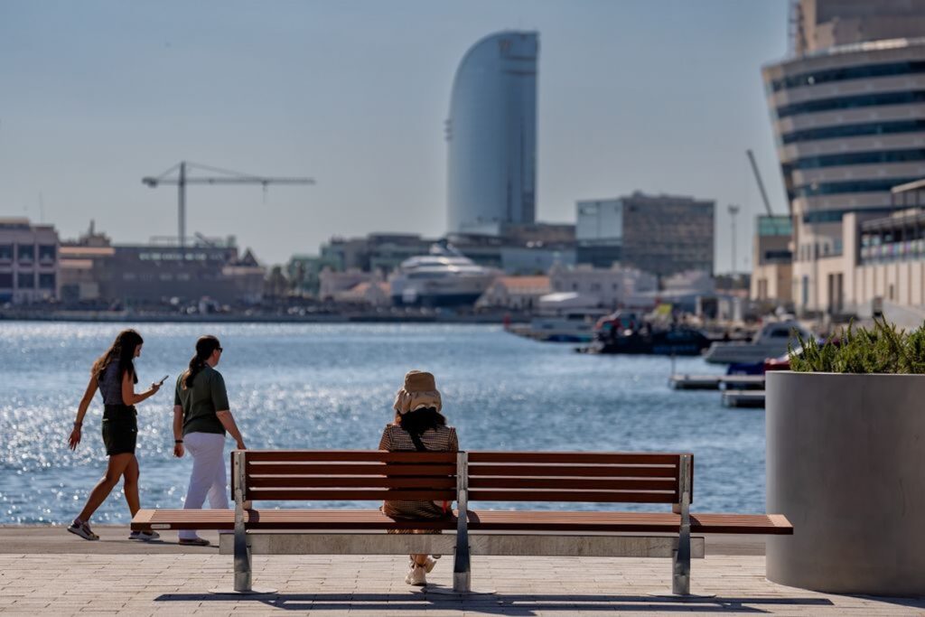 Personas paseando en Barcelona. 