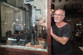 Roger Bertran en la zapatería Nu por Carme Escales