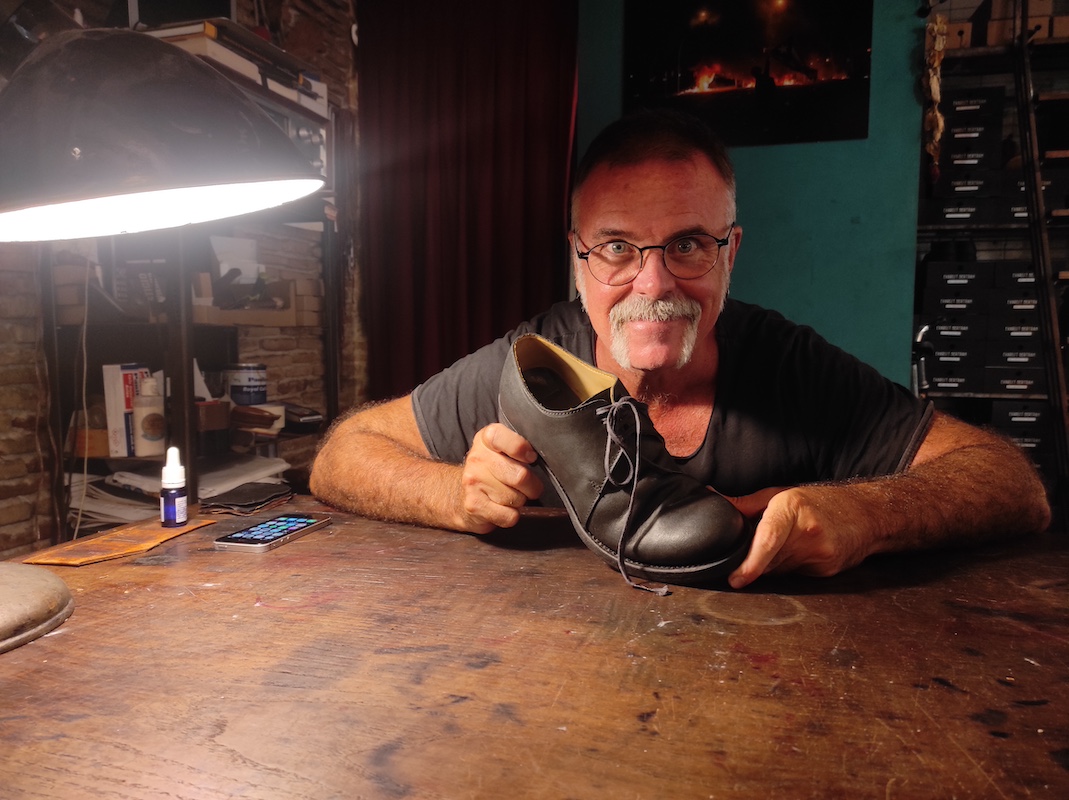 Roger Bertran en su zapatería