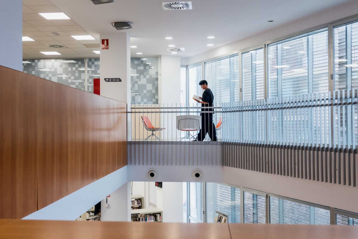Un jove passeja a un centre cívic de Barcelona