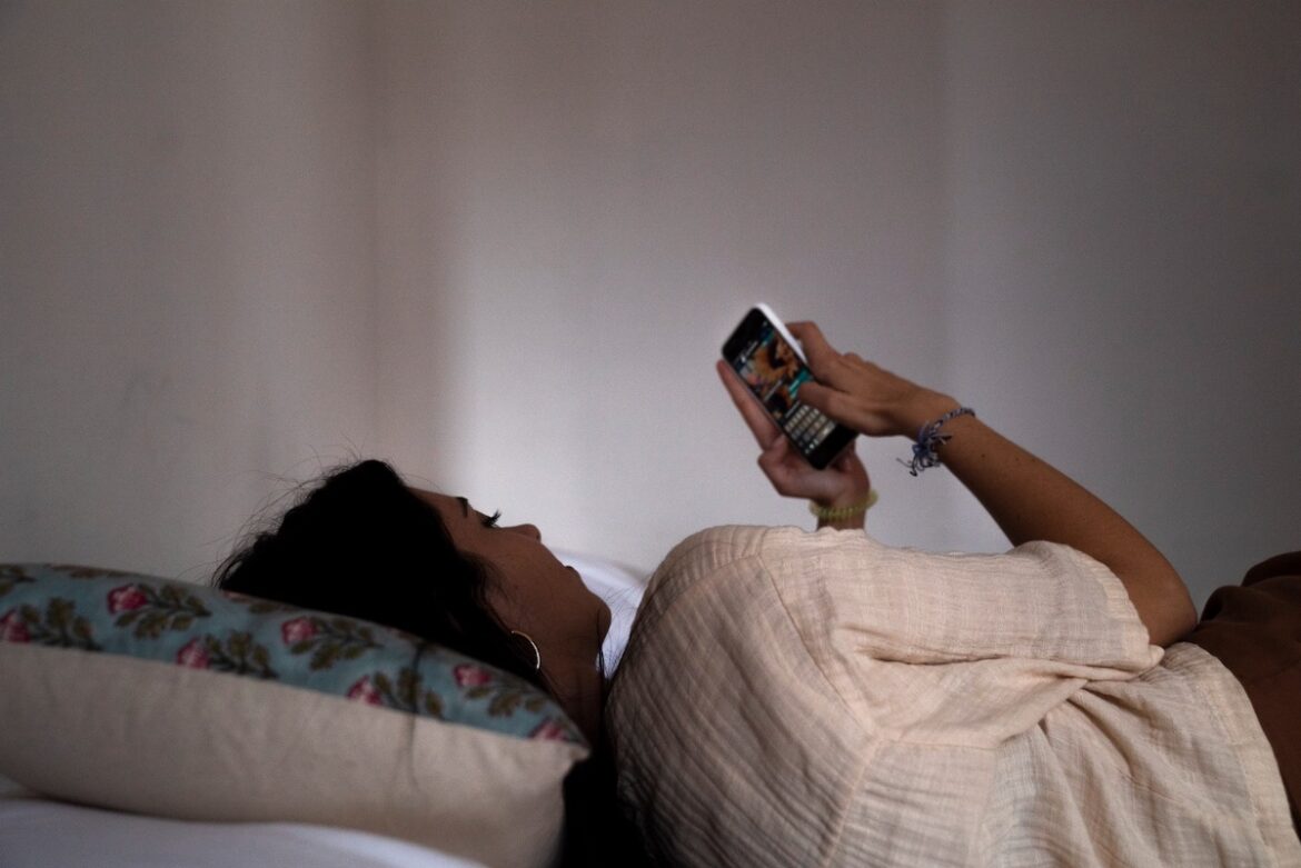 Una jove consulta el seu mòbil