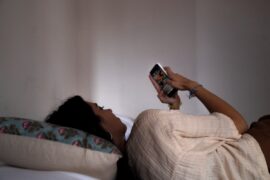 Una jove consulta el seu mòbil