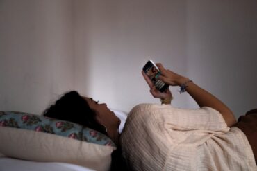 Una jove consulta el seu mòbil