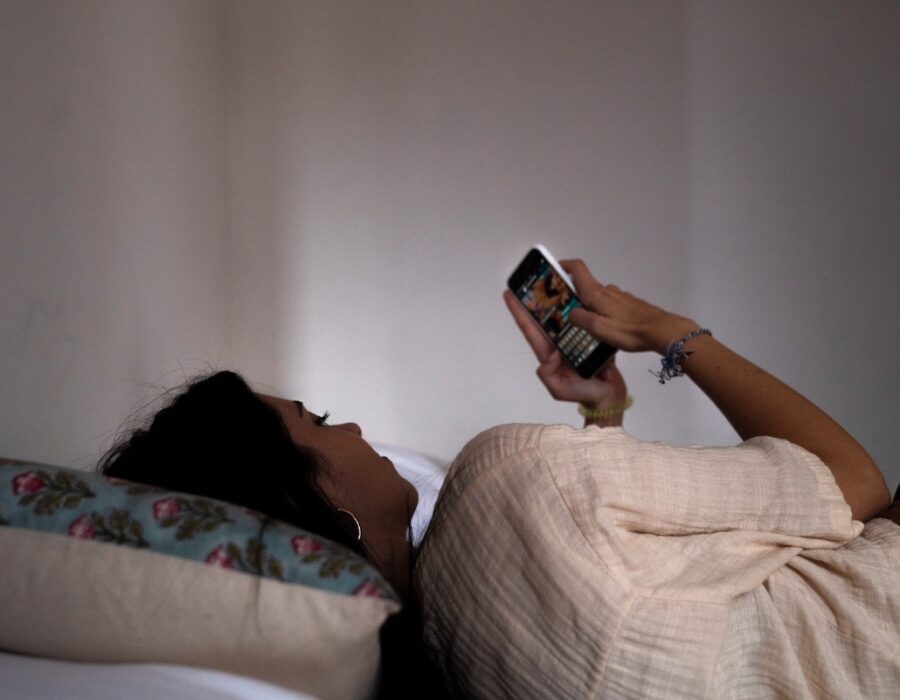 Una jove consulta el seu mòbil