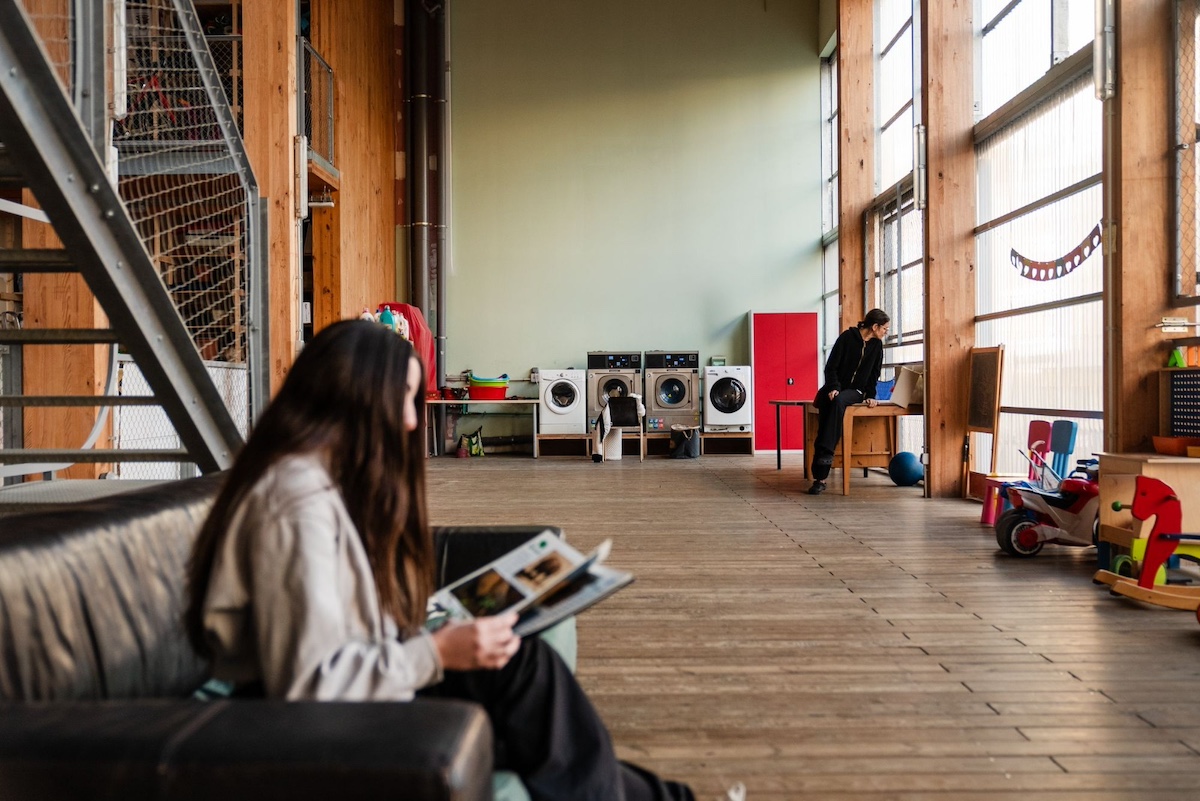 Una jove llegint a Barcelona