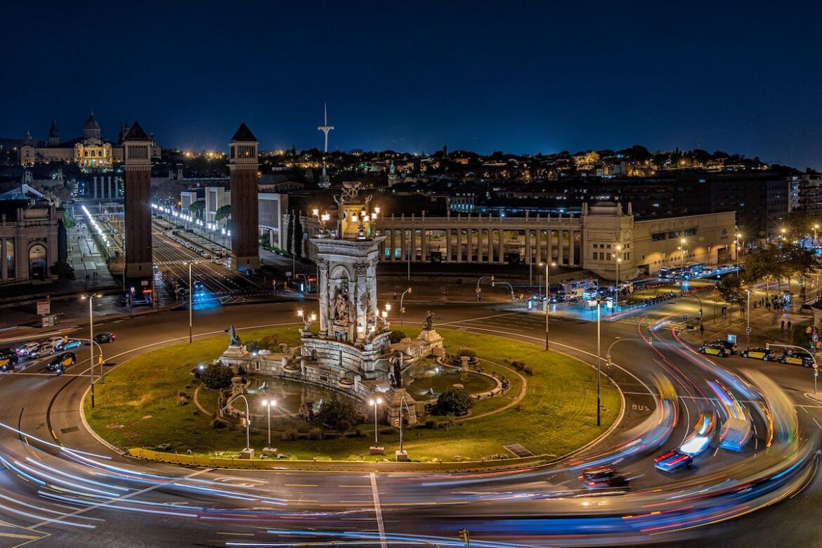 Vista nocturna de Plaça d'Espanya.