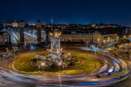 Vista nocturna de Plaça d'Espanya.