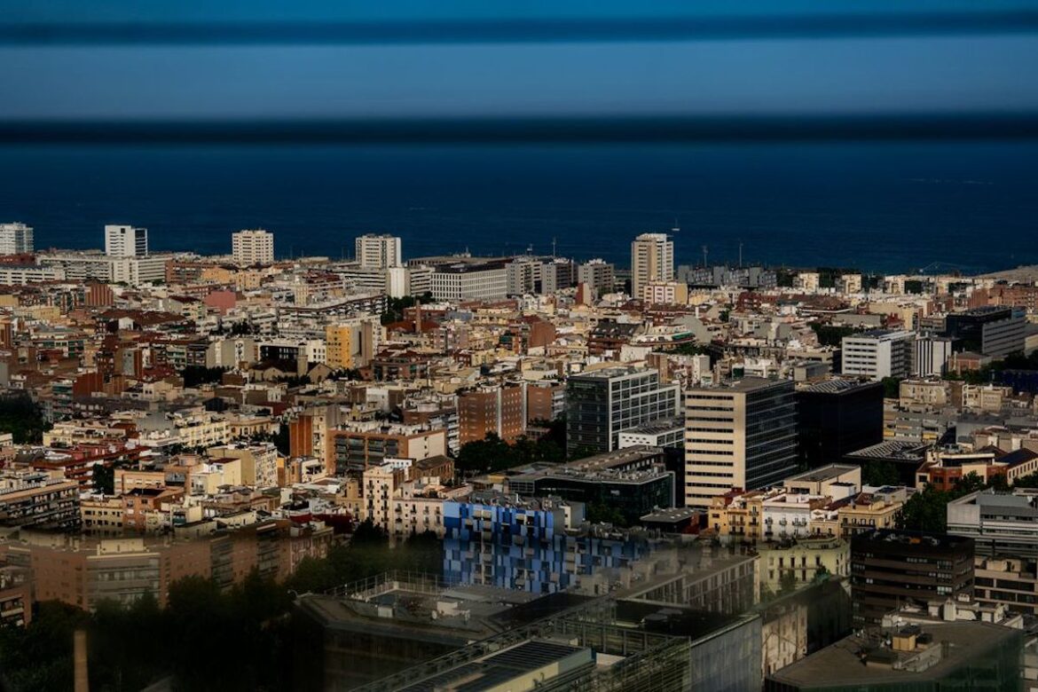 Vista panorámica de Barcelona desde una oficina de Poblenou. © Laura Guerrero
